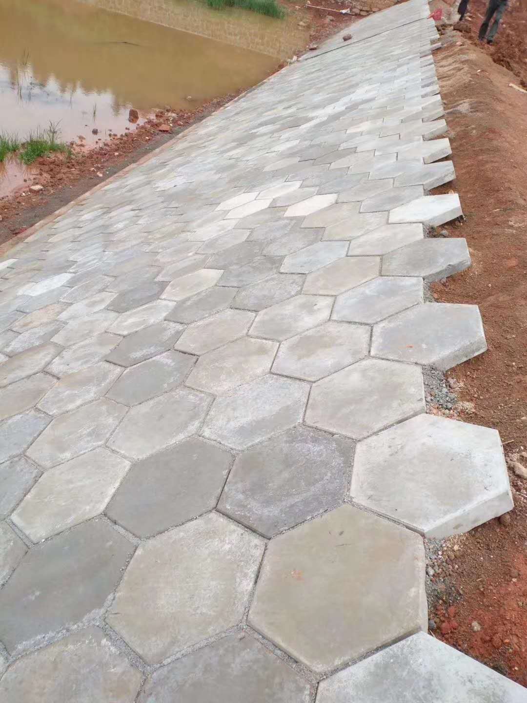 湖南六方块护坡塑料模具生产水利护坡砖安装案例